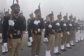 印度仪仗队刻苦训练，雾霾中狂练高抬腿，没一个动作不是多余的！视频封面