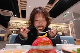 韩国小姐姐游中国，疯狂购物清空蛋糕店，一人狂炫美食视频封面