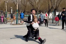 丰满的女人跳舞也灵活，看美女这一字马功夫，真是无敌了视频封面