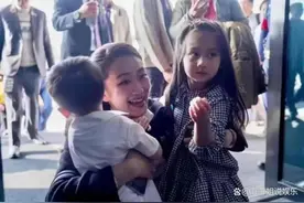 泰总理回国一落地就奔向2个孩子视频封面