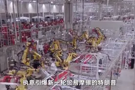 工厂里的机器人忙碌工作，科技感十足！视频封面