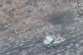 俄乌前线，被无人机发现的运兵卡车