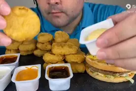 俄罗斯胡子大叔，吃汉堡🍔炸鸡块🍗，助眠，解压🔥🔥🥇😋视频封面