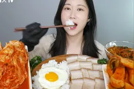 韩国小姐姐的泡菜吃播 泡菜都能吃这么美味 五花肉是配菜视频封面