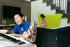 搞笑视频#满极小孩弹钢琴视频封面