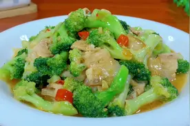 炒西兰花时，切记不要焯水和直接炒，教你一招，脆嫩入味又好吃