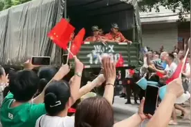 重庆市民自发组织，敲锣打鼓夹道欢送灭火英雄！视频封面