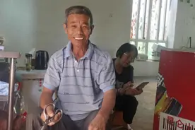 老人家也是机不离手的刷抖音视频封面