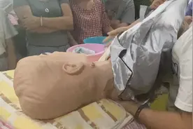 老师在教大家如何专业给宝妈洗澡擦身，都很认真的在学习👍视频封面