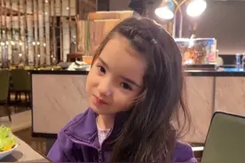 换不了衣服、吃饭怕弄脏、游泳一直呛水…… 养娃路上，每一步都好珍贵 #骗你生女儿 #爸爸带娃 #混血宝宝黄允知视频封面