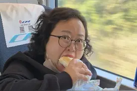 韩国爸妈第一次体验高铁点外卖 韩国岳父母坐高铁又给震惊了，没想到高铁上还可以点外卖#千万生活dou来拍 #换种方式记录生活 #韩国人 #高铁外卖 #免签来上海的韩国人喜欢去哪视频封面