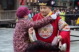 小伙扮演老太太逗王大人😂😂#开封万岁山王大人成游客新宠 #每天一笑烦恼忘掉 #万岁山王大人火出圈 #直击武状元现场 #万岁山王大人太有梗了视频封面