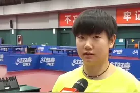 当时还不知情张琴教练已离职的莎莎就已跟邱指导同框了，或许就是缘分推着他们一起走向最美好的未来吧#孙颖莎#邱贻可#中国乒乓球