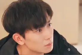 原来他一直都在背后默默保护她#新剧来袭 #高甜来袭视频封面