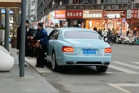 富婆姐姐开9999宾利飞驰来太古里购物，就这车牌姐姐这实力就不一般啊！#车牌靓号 #宾利飞驰 #9999 #街拍豪车 #成都豪车