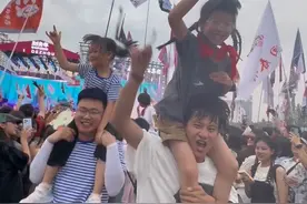新青年音乐节现场两位爸爸肩扛女儿“蹦迪” 两位爸爸肩扛女儿“蹦迪”#回春丹 #新青年音乐节 #德州视频封面
