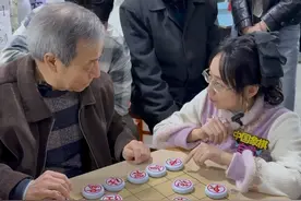 棋摊盘大爷，扮猪吃老虎 扮猪吃老虎#象棋#中国象棋#街头象棋 #象棋布局 #街头象棋 @白雪~中国象棋② @王铁锤（楚河汉界）