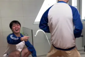 同学之间谦让很重要！ #迷惑行为大赏 #猎奇 #万万想不到 #剧情 #搞笑视频封面