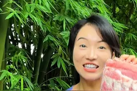 干锅排骨怎么做出饭店的味道 其实非常的简单，就跟着玲玲学干锅排骨，做出来排骨焦香裹满浓郁的酱香，又香又辣，跟烧烤店的排骨一样，真的啃起才爽，你们也试试吧，好好吃！#干锅排骨#好吃到停不下来#干锅酱#排骨的家常做法