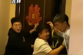 接亲现场新郎伴郎都身穿军装，门一开满屏的帅气，网友：接个亲三军仪仗队都来了#接亲#军婚#温馨画面视频封面