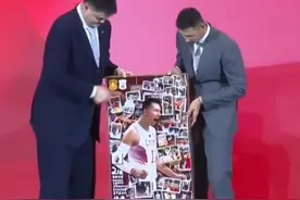 9月15日，易建联退役仪式即将在广州举办，中国篮协主席姚明现场赠送阿联退役礼物。#易建联视频封面