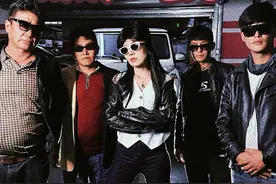 今日在桥头找四位临时演员拍段子，请为演员们打分#随性洒脱 #气场全开 #西装杀