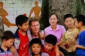 这个男人叫卢安克，在广西小山村支教长达十几年。自己长年学生宿舍里，吃最简单的饭菜，他的工资几乎全部捐献给了学校，他自己只留了一点生活费。 2005 年，央视《感动中国》栏目组想让他上节目，但他婉拒了，并说：“我是一个外国人，在中国工作，如果你们要做的话，请不要让大家知道我是德国人。”最终，栏目组尊重了他的意见，没有报道。 后来，因为一些莫须有的罪名，他被迫离开了中国。临走时，当地很多孩子哭着追着他跑，喊着“我们要卢老师”。是啊，他们离不开这位善良、有爱心的好老师！请给这个老师点赞了👍🏻#卢安克 ##中德友谊 @DOU+上热门 @DOU+小助手视频封面