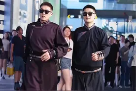 一米九的蒙古族帅哥逛街，回头率百分百！#帅哥 #路人视角 #高个子视频封面