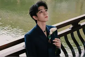 好权威伟大的一张脸 #西装杀 #王俊凯腕间光影，记录岁月流淌，优雅深邃，焕新演绎经典，当时间坠入苍山的雾霭，瞬间即是永恒视频封面