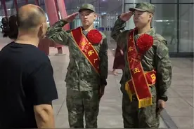 威海双胞胎兄弟，一起出生，一起长大，一起入伍。参军报国，共圆儿时梦想！ #参军入伍 #热血 #正能量 #威海视频封面