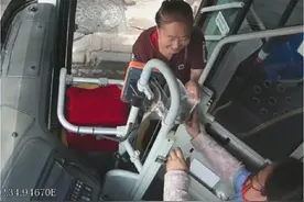 太原公交暖心一幕：女司机获节日惊喜，乘客自制粽子送安康。 #暖心一幕 #端午节安康 #公交车上的一幕视频封面