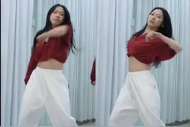 学舞蹈动作最大的一个误区： 就是只把手脚头的动作学了， 或者老师只教手脚动作。 对于胸腔核心骨盆的协同发力一概不知。 这样的动作做出来肯定就是低效、低质量的。 #四肢发力 #胸腔发力 #肩胛骨发力 #零基础学舞蹈 #爵士舞基本功