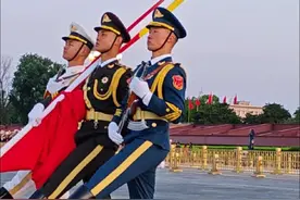 当太阳从地平线缓缓升起时，北京最为神圣庄严的一幕无疑是天安门广场的升国旗仪式。五月一日，天安门广场升旗仪式。天安门国旗护卫队迈着铿锵有力的步伐走进广场，瞬间全场寂静。#升旗仪式 #国旗护卫队 （记者：李鹏毅  ）视频封面