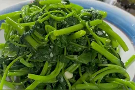 我们这店开了6年里的大厨炒一道蒜蓉空心菜！ 看看这动作丝滑，翻锅不超过3次！能把素菜炒好，其他菜就不用说了……#厨师 #炒空心菜 #抖音美食 #美食推荐官 #美食探店视频封面