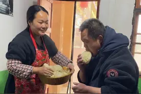 一生很短，我们这一大家子人，身体健健康康的，比什么都强，其次能成为亲人是很难得的一件事，以后经常安排老爸跟老妈的兄弟姐妹，每年一起聚一聚！#新农人计划2025 #农村美食 #我的乡村生活 #乡村守护人 #100个真实农村故事视频封面