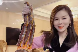 儿子约了朋友来家里做客，准备了一桌海鲜招待他们#单亲妈妈 #海鲜视频封面