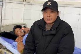 今天带老爸来医院看病，看到曾经我心目中的大山，却像小孩一样在病床上静静地输液，内心无比难受，自己俨然成了父亲眼中的“大人”而父亲则成了我眼中的“小孩” 这场轮回大概就是朱自清所说的《背影》  #愿天下所有的父母身体健康视频封面