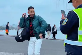 西湖风景区断桥的保安大哥就是好，巡查发现我拉下的背包还给我送来了，我舞一曲逗他开心一下表示感谢吧😀😀#整条街最靓的仔 #见怪不怪姿势要帅 #舞台无处不在 #快乐就这么简单视频封面