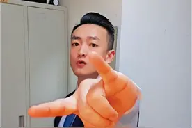 欧文VS受伤 NBA常规赛，独行侠主场迎战国王。第一节末段，欧文与瓦兰对撞后落地，左膝明显反关节受伤，欧文遭遇严重左膝十字韧带撕裂，赛季报销，但他咬着牙坚持9秒两罚全中，为独行侠倾尽所有，全场高呼MVP。#欧文受伤 #欧文赛季报销 #欧文 #东契奇为欧文祈祷 #东方红🔥视频封面