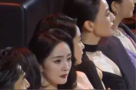 #杨幂#刘恺威 分开后首次同台 ！出席颁奖典礼，杨幂坐在台下看刘恺威为其鼓掌👏🏻祝贺，两人还是很有爱，俩人虽分开，却已亲人身份共同抚养小糯米，为培养女儿刘恺威放弃如日中天的事业，但还希望俩人和好如初，大家希望俩人和好如初吗？视频封面