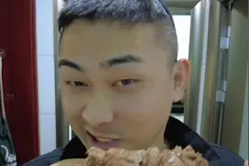 90后老式情侣的日常，坐公交车去胖东来买菜，卤肉烙白吉馍