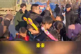 标哥带着儿子环保@陈环保 看望小朋友，看到他们的笑脸，标哥欣慰了不少#甘肃 #地震#抗震救灾 #陈光标视频封面