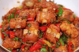 生炒排骨，做法简单又好吃，香香辣辣的越嚼越香，特别下饭#生炒排骨 #香辣排骨 #辣椒炒排骨做法