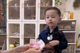 今天妈妈给了小恩泽三张大钞，去水果店买榴莲，交代他要买小的，要剥开，要给叔叔说谢谢，这小记性一件都没落下，最后还不忘奖励自己先吃了一块….#我的抖音生活日记 #记录真实生活 #小恩泽 #日常vlog #第一视角视频封面