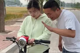 超哥教我学骑电车……#农村搞笑段子 #夫妻日常搞笑 #学骑车视频封面