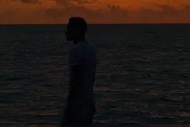 刚从柬埔寨回来，有些心得想分享 1、落地签旅游签需要准备30美金！ 2、海關不用給小費，給了他也不會收！ 3、克拉貝島六善强烈推荐，我们定了4天3晚，管家直接从金边机场接机，大约2个半小时就可以抵达酒店专属码头，码头到酒店乘船只需要十分钟。 4、酒店只有40间别墅，每间别墅都配有泳池！一岛一酒店真的太舒服了！ #寨克拉贝岛六善#六感官 #六善 #sixsenses视频封面