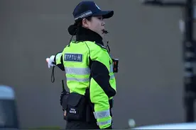 身姿挺拔的刘畅警官正在疏导交通，动作流畅而有力，又美又飒！#平安守护 #刘畅 #又美又飒 #交警 #杭州女交警视频封面