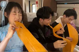 坐高铁偶遇我，阁下会如何应对 #高铁上如何提前过年 #超大零食 #省饭课代表 #意想不到的结局视频封面