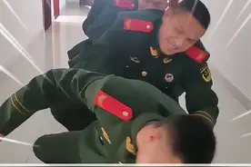 站夜班岗时无聊，就抓了壁虎来陪自己站岗#离谱 #搞笑视频封面