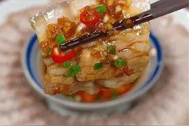 把五花肉放锅里蒸一蒸，出锅就是一道美食，好多人都非常喜欢吃，一起来看看我是怎么做的吧#白切肉 #家常菜视频封面